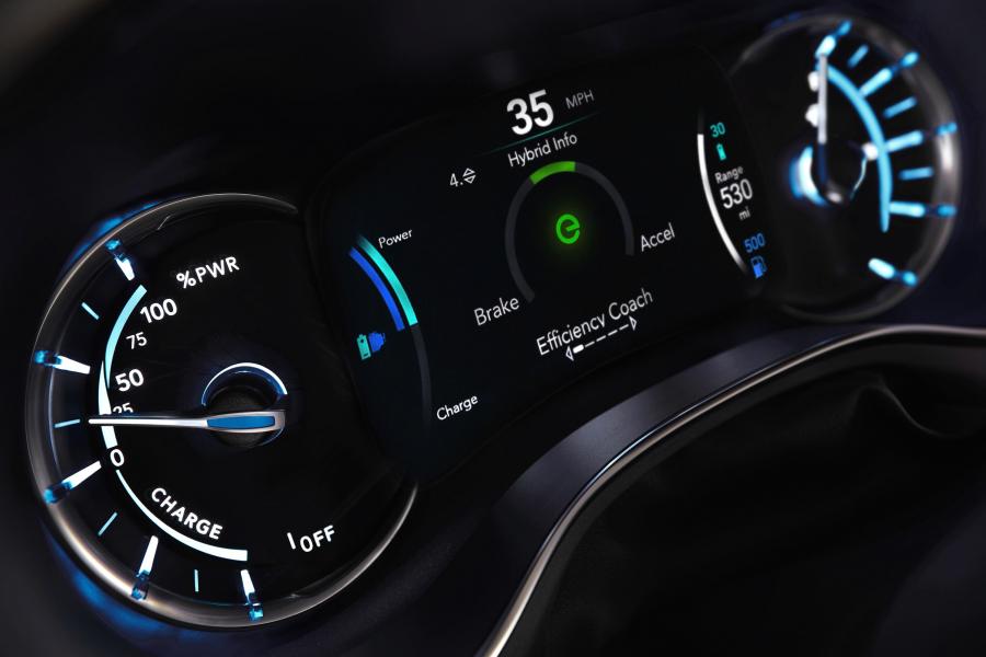 Панель приборов Chrysler Pacifica Hybrid Limited (RU) 2016 года  (фото 29 из 40)